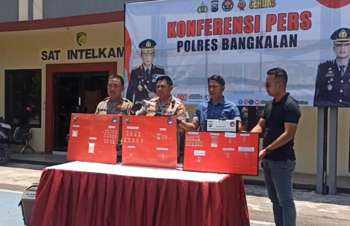 Polisi Temukan Senpi Revolver Saat Geledah Rumah Diduga Pengguna Sabu di Bangkalan
