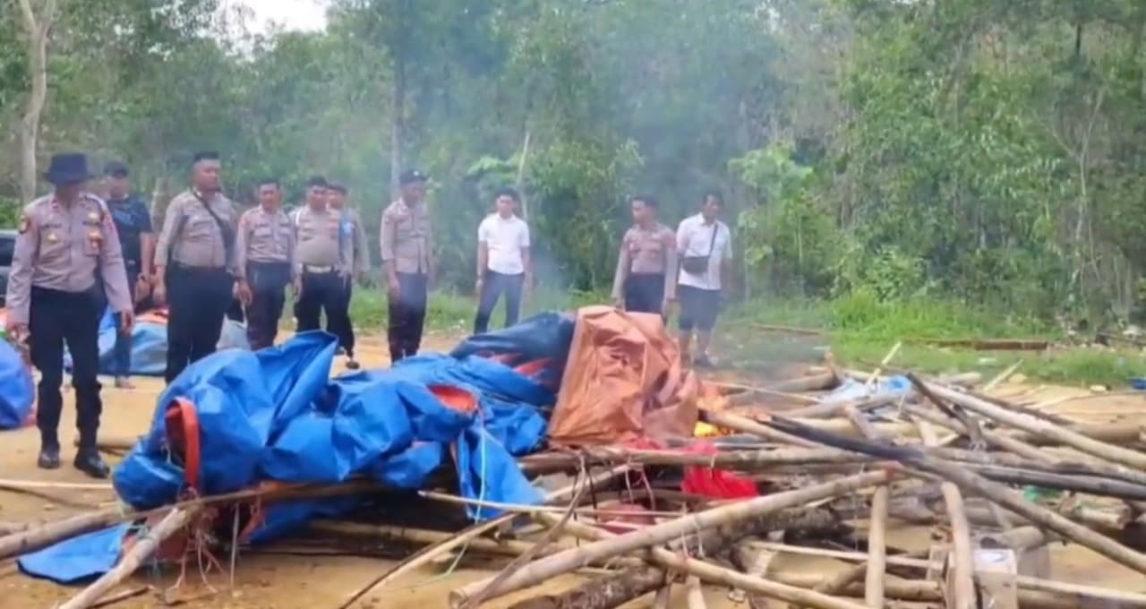 Polisi Bongkar Arena Sabung Ayam di Sampang