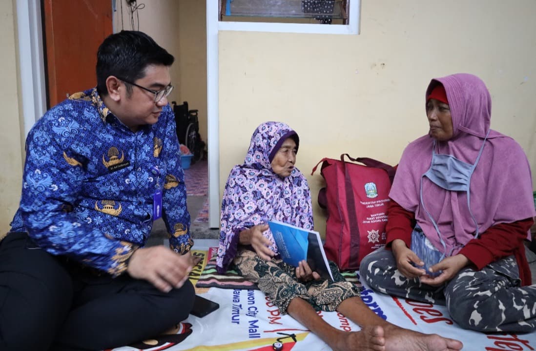 Pemprov Jatim Beri Bantuan Nenek Nasikah yang Hidup Terlantar di Surabaya