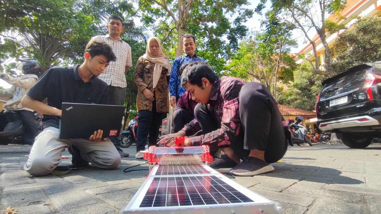 Lewat Inovasi Smart Solar, Mahasiswa UNP Kediri Raih Juara 3 Kompetisi Internasional
