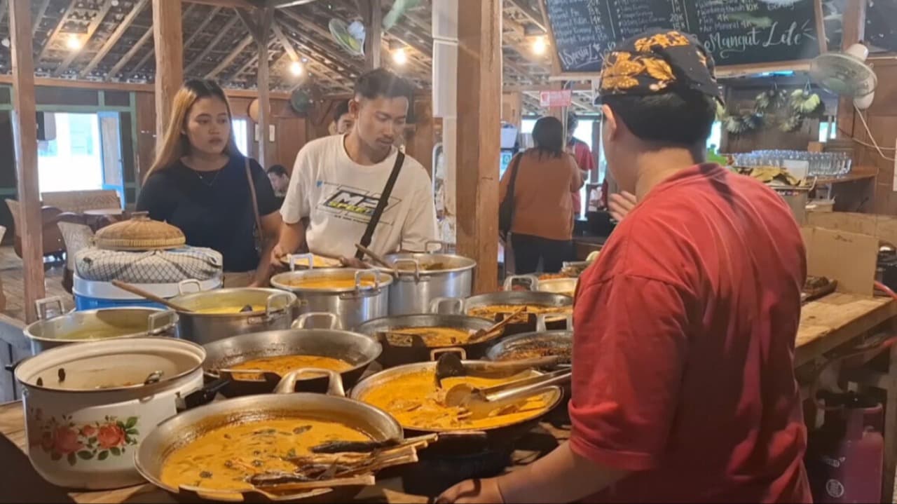 Sensasi Makan ala Tahun 80-an di Warung Kaliurang Blitar, Tempatnya Foto-Foto Aesthetic!