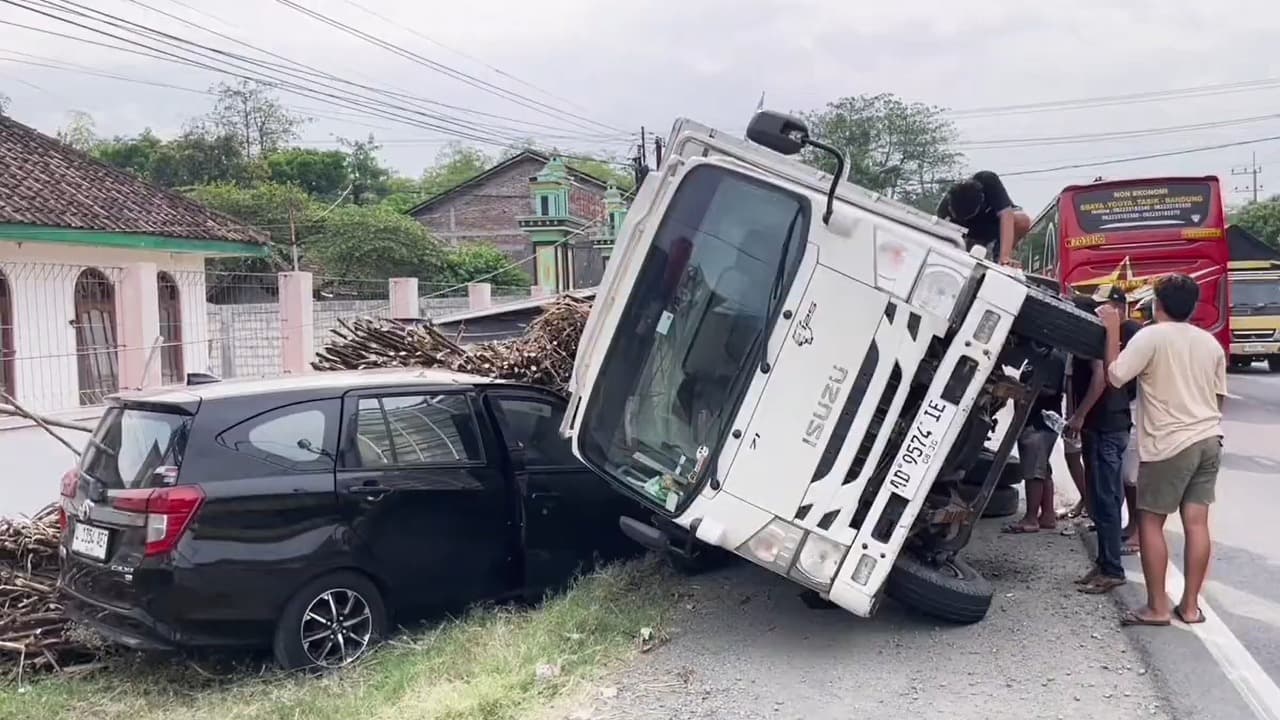 Truk Muat Tebu Terguling Timpa Mobil di Jalur Ngawi-Solo