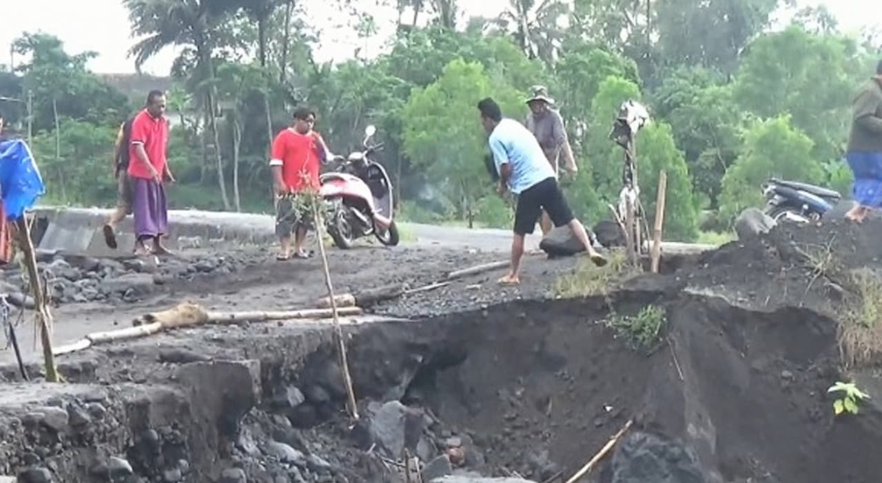 Banjir Lahar Semeru Gerus Jalan dan Tanggul Sungai di Lumajang