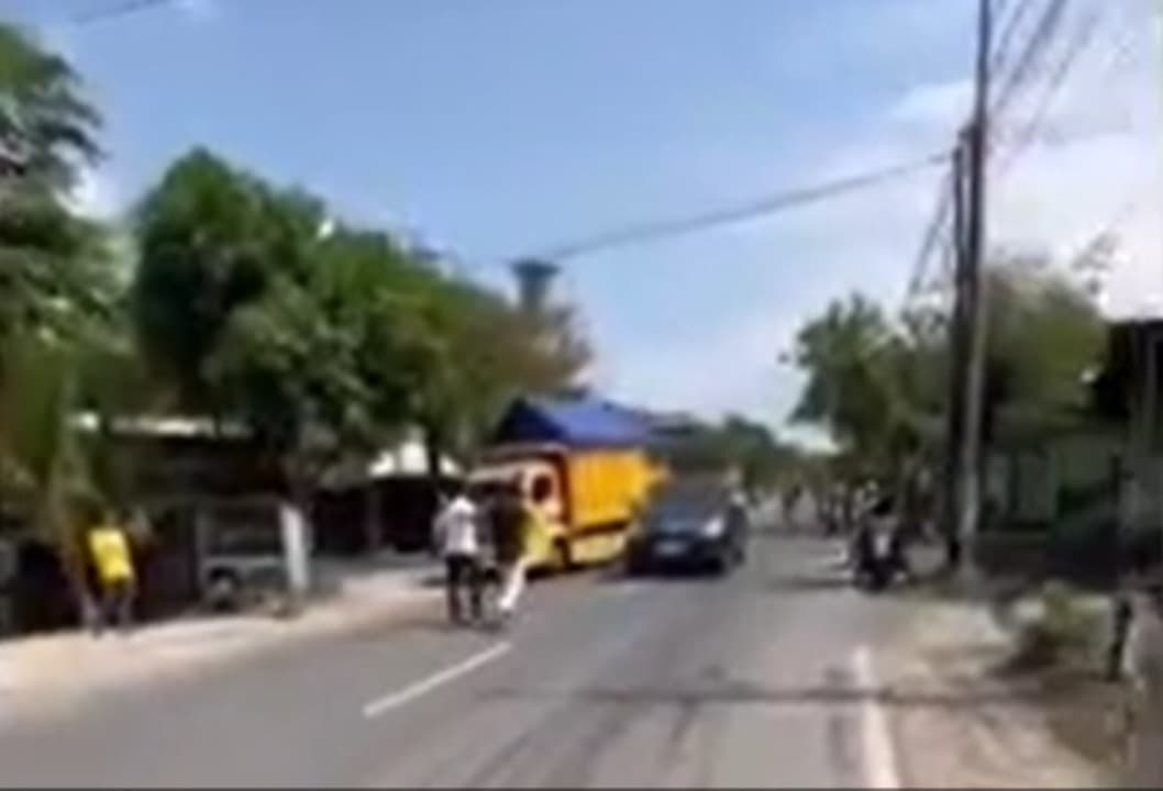 Viral Ambulans Bawa Pasien Kecelakaan Dihadang Mobil Pribadi di Tuban