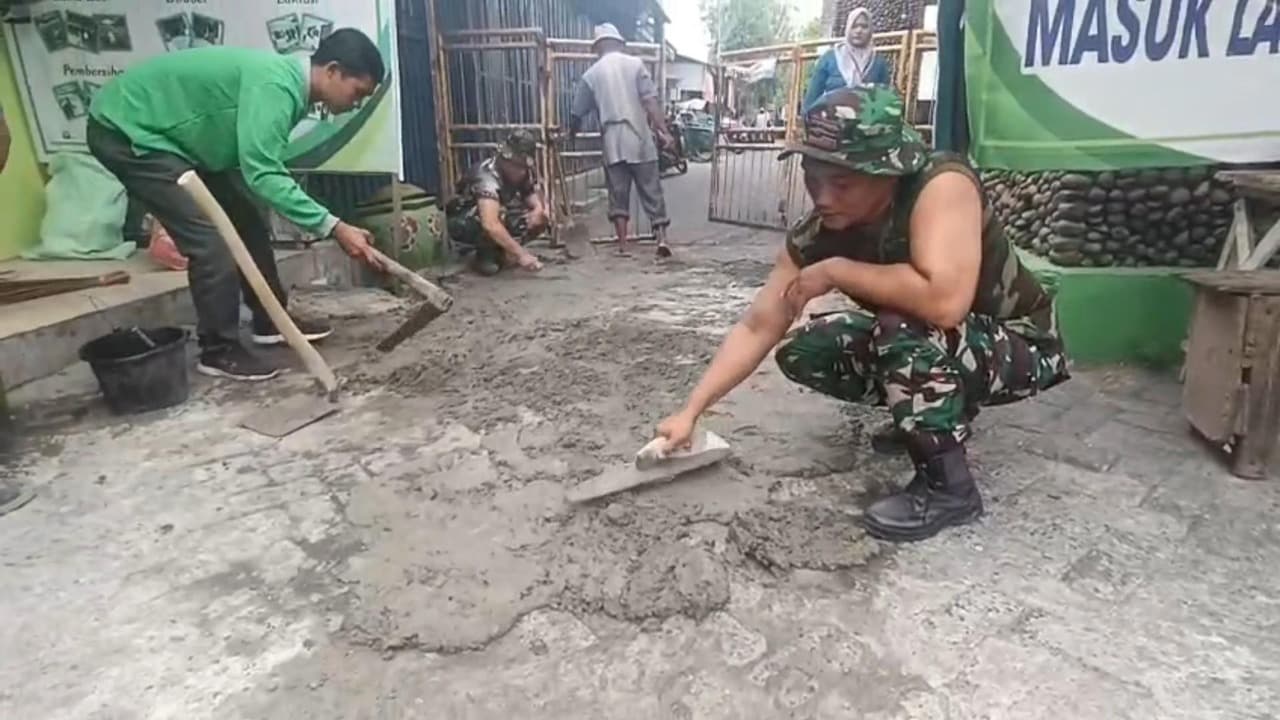 Jelang HUT TNI ke-80, Koramil Pesantren Kerja Bakti Bersihkan Pasar Pahing Kediri