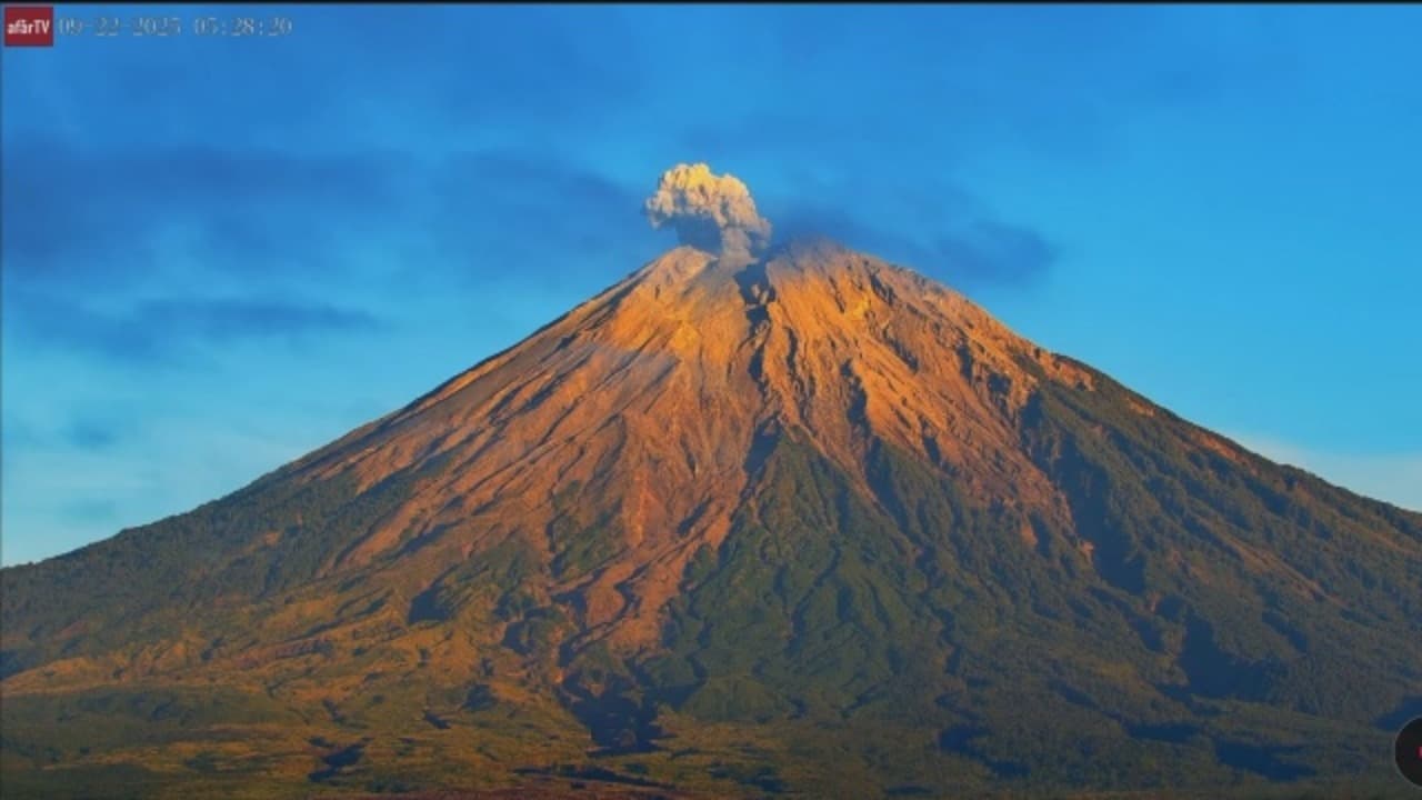 Gunung Tertinggi Jawa Bergolak, Semeru Erupsi Tiga Kali dalam Tiga Jam