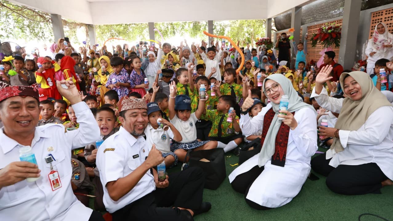 Serunya Bupati Ipuk Bersama Ratusan Anak dalam Kampanye Makan Daging, Telur, dan Minum Susu