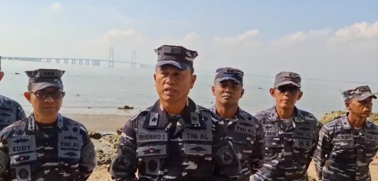 Ratusan Prajurit TNI AL Bersihkan Sampah Plastik di Pesisir Pantai Kesek