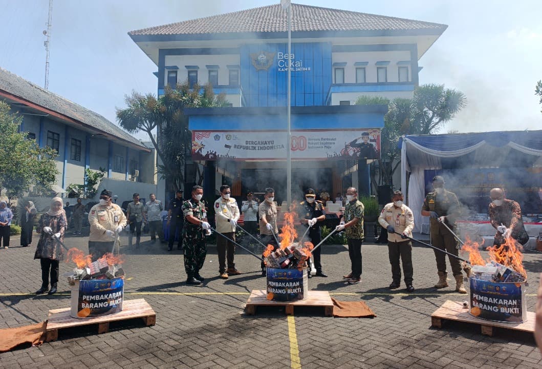 Bea Cukai Jatim II Musnahkan 7 Juta Batang Rokok Ilegal dan 1 Liter Arak Bali
