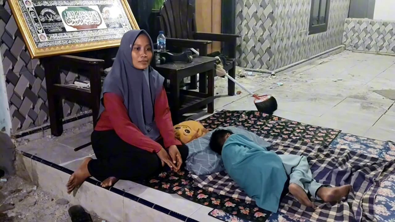 Waspada Gempa Susulan, Warga Situbondo Pilih Tidur di Teras Rumah