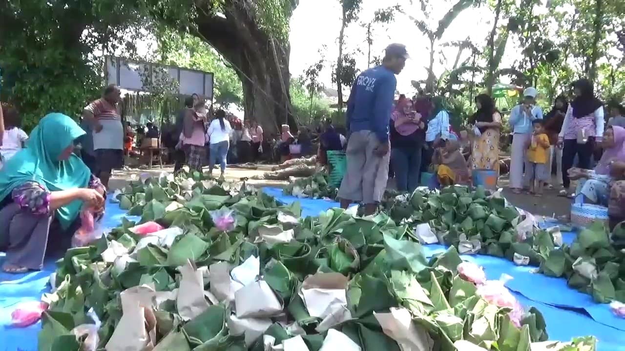 Tradisi Unik Sedekah Bumi di Ngawi: Warga Gelar Perang Nasi