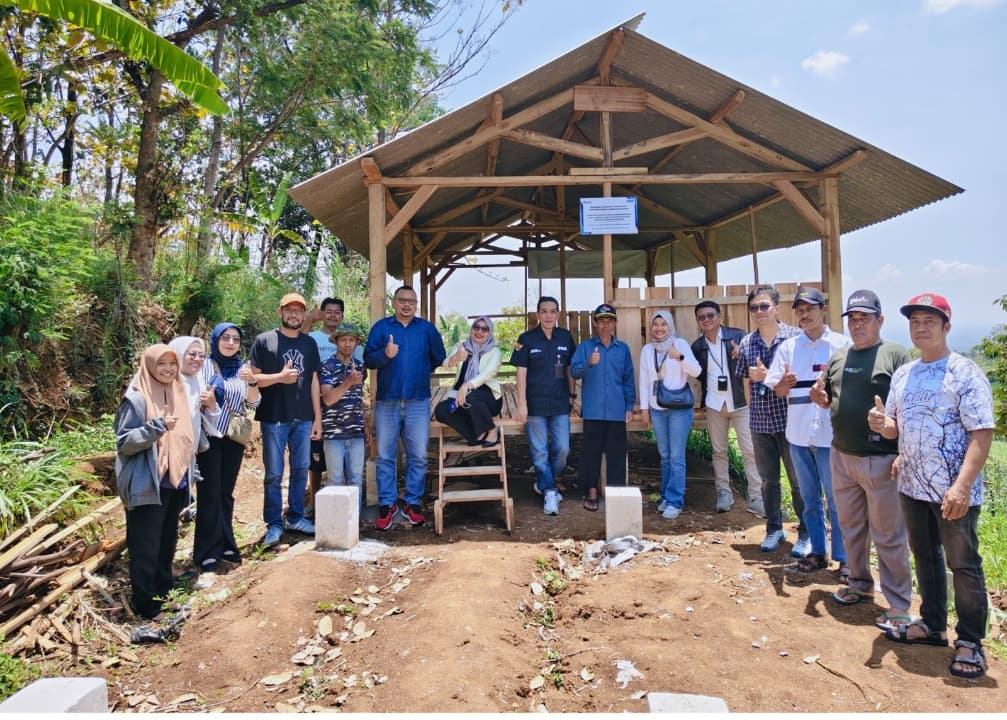 Salurkan Program TJSL, PNM Mojokerto Bangun Kandang Kambing Modern untuk Kelompok Ternak