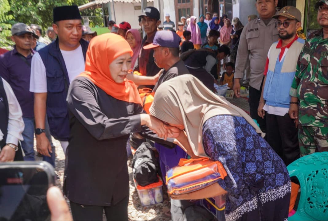 Gubernur Khofifah Serahkan Bantuan Bagi Warga Terdampak Gempa