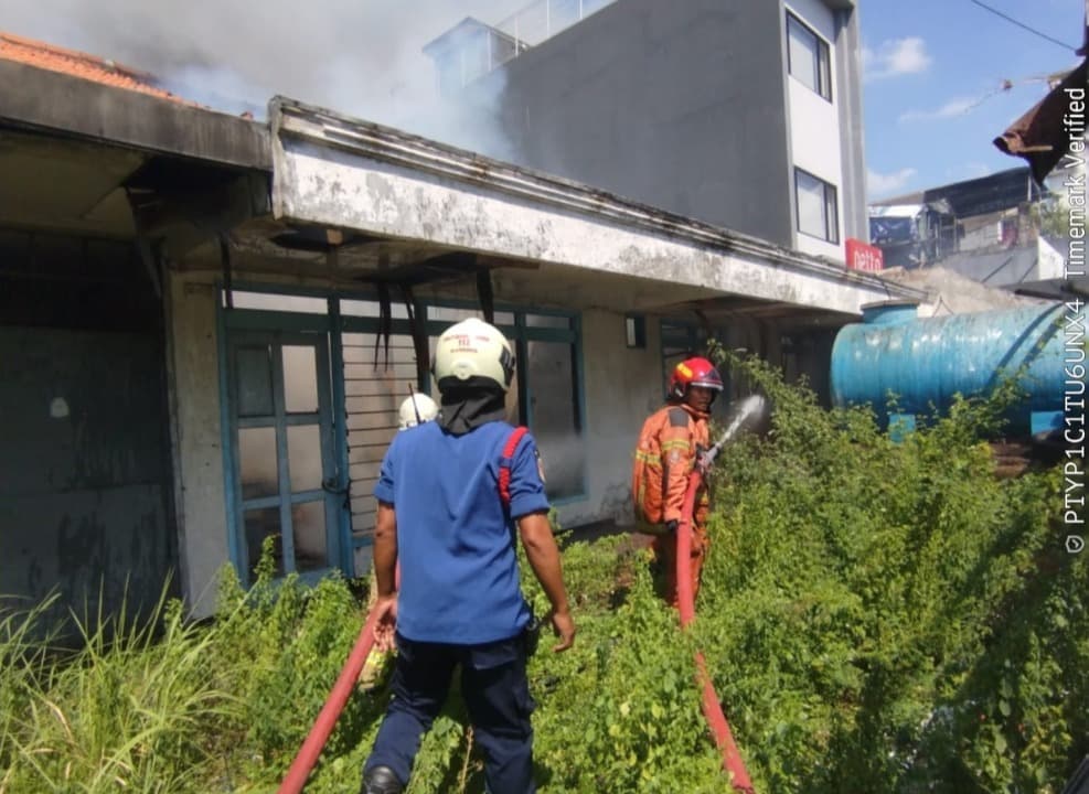 Rumah di Darmo Baru Surabaya Terbakar, Dua Petugas Damkar Jadi Korban