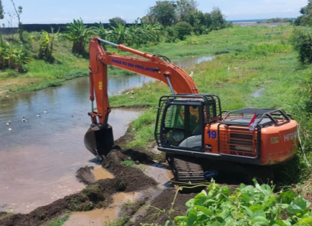 Cegah Banjir, Gubernur Khofifah Kerahkan Dua Ekskavator Normalisasi Sungai Selogowo Situbondo