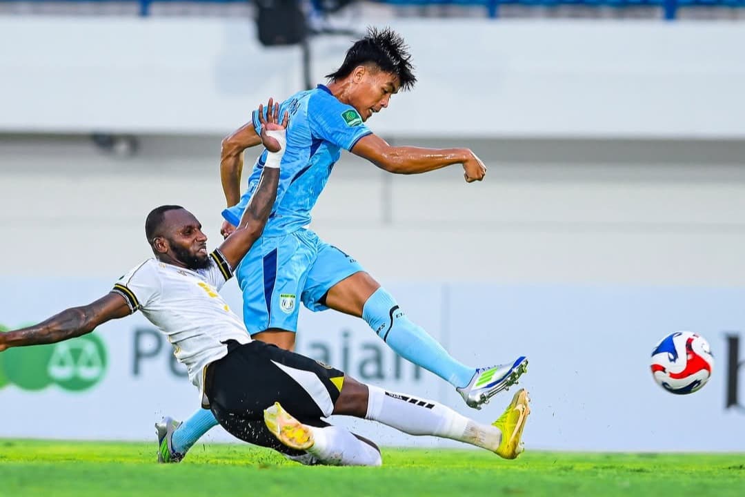 10 Pemain Persela Taklukkan Persiku Kudus di Stadion Surajaya