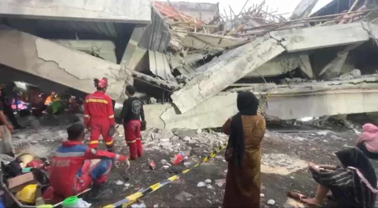 Polda Jatim Bantu Evakuasi Korban Runtuhnya Musala Ponpes Al Khoziny