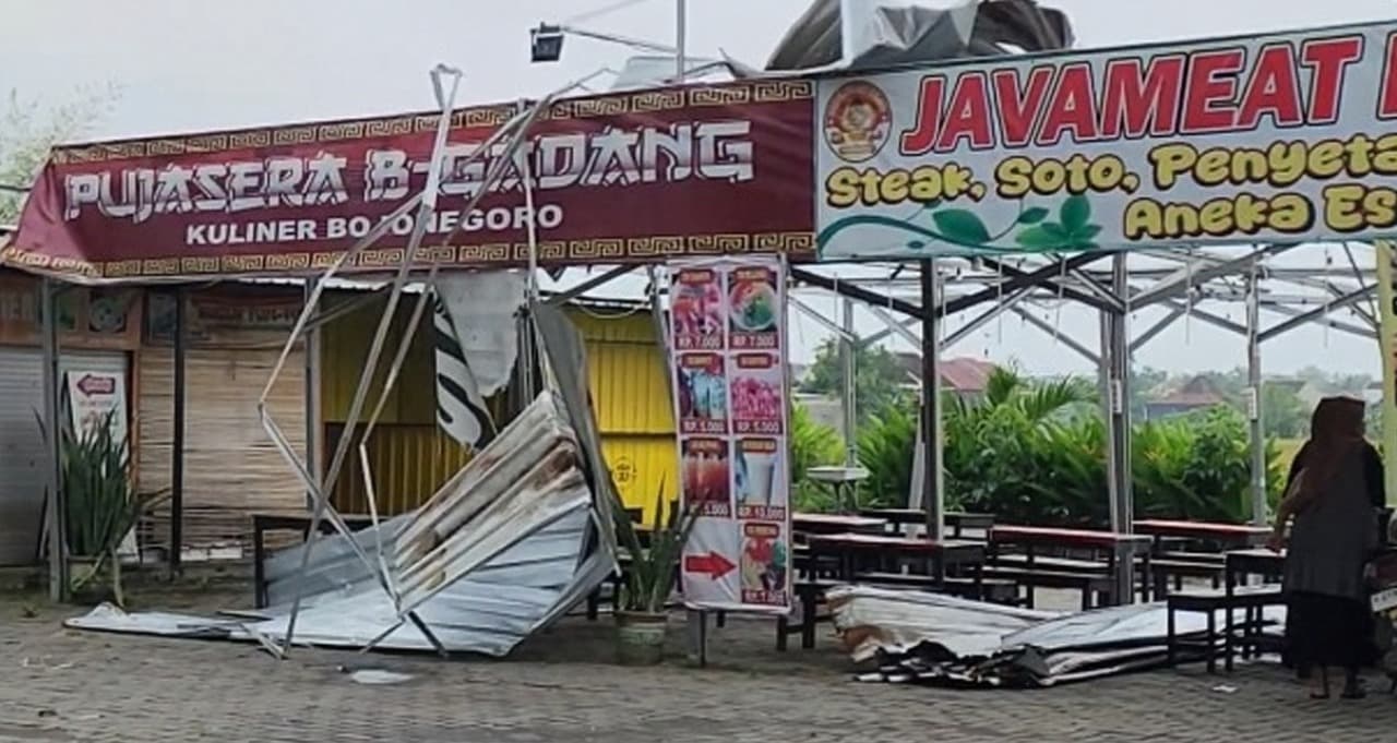 39 Bangunan Rusak Diterjang Hujan Deras dan Angin Kencang di Bojonegoro