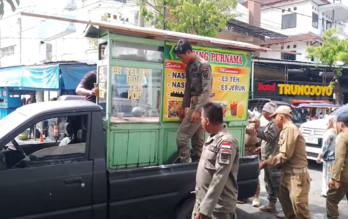 PKL di Depan RSUD Sampang Ditindak Satpol PP Karena Langgar Aturan