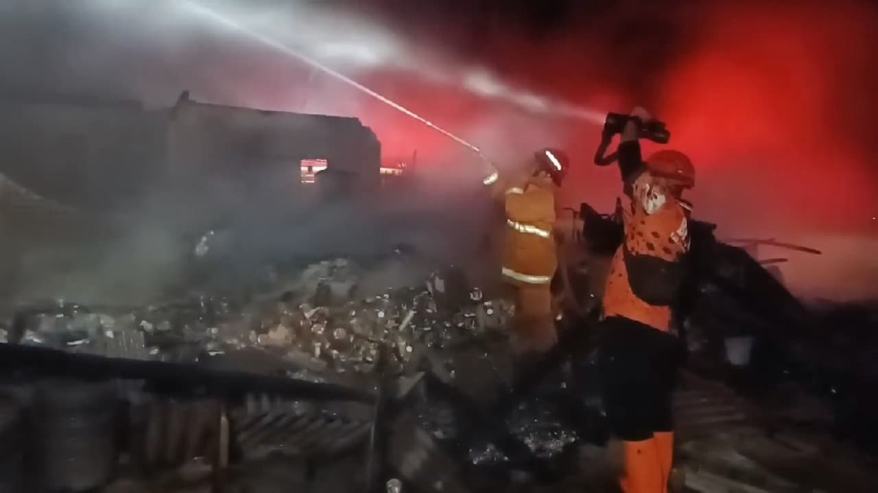 Kebakaran Hebat Hanguskan Toko Sembako, Bengkel, dan Rumah di Probolinggo