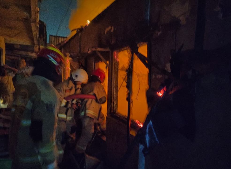 Akibat Bakar Sampah, Rumah di Petemon Surabaya Terbakar