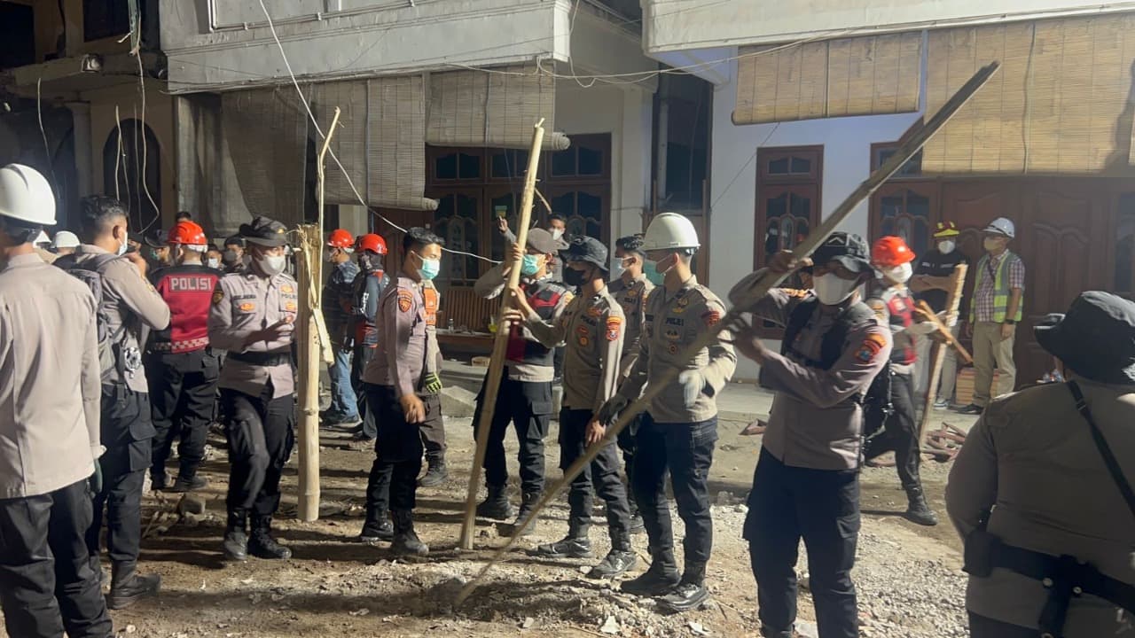 Ratusan Personel Polresta Sidoarjo  Bersihkan Puing Bangunan Ponpes Al Khoziny