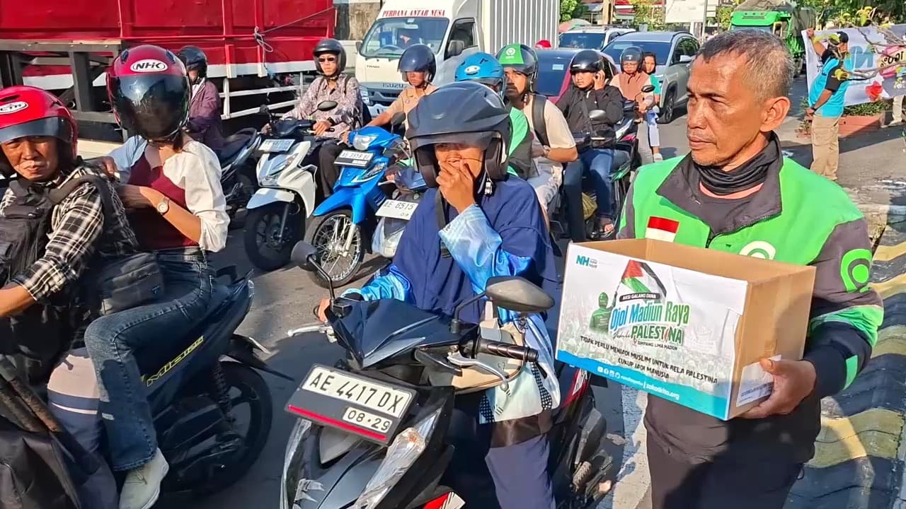Peduli Palestina, Puluhan Pengemudi Ojol di Madiun Galang Donasi di Jalanan