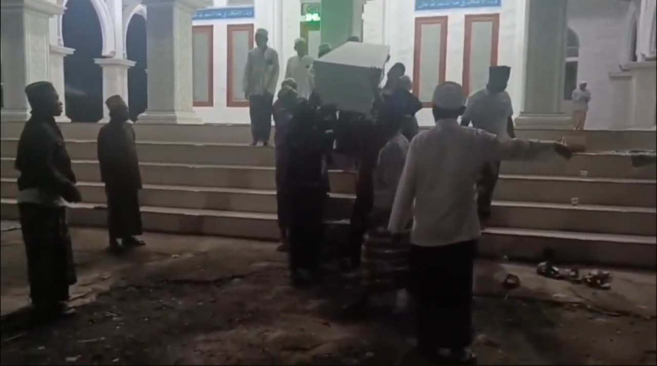 Dua Santri Korban Ambruknya Musala Ponpes Al Khoziny Dimakamkan di Bangkalan
