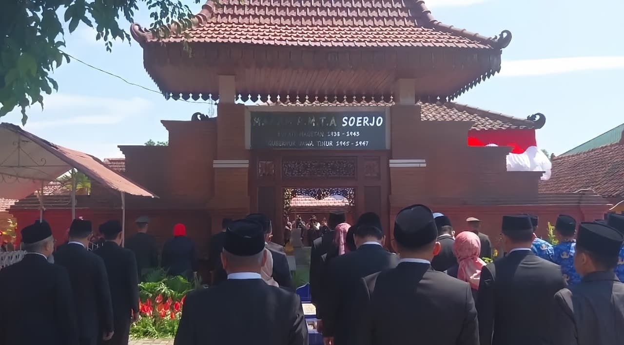 Gubernur Khofifah Ziarah ke Makam Gubernur Soerjo, Ajak Masyarakat Teladani Semangat Juang Pendahulu