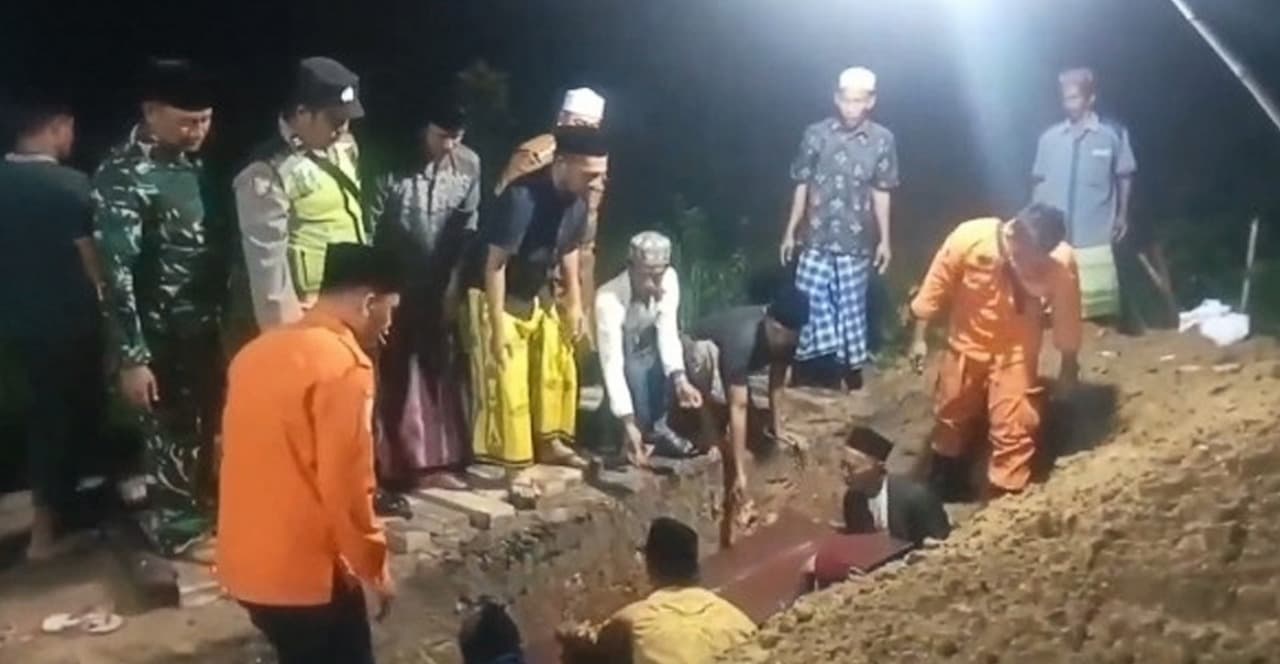 Dua Santri Korban Runtuhnya Musala Al Khoziny Dimakamkan di Sampang