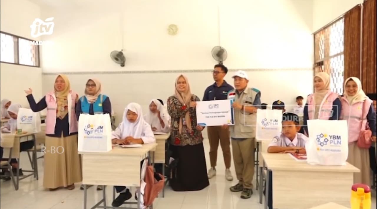 Srikandi dan YBM PLN UP3 Madura Salurkan Bantuan Alat Tulis untuk Siswa Sekolah Rakyat