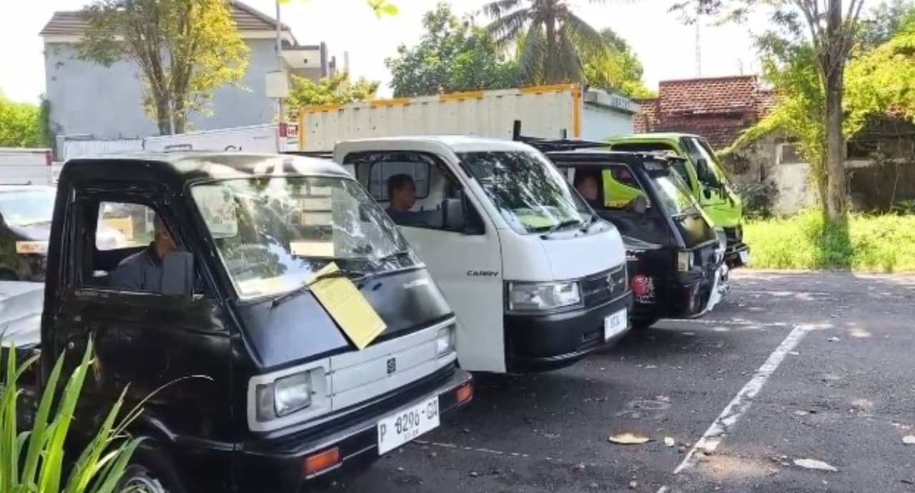 Antrean Panjang Kendaraan Warnai Uji Emisi Gratis di Jember