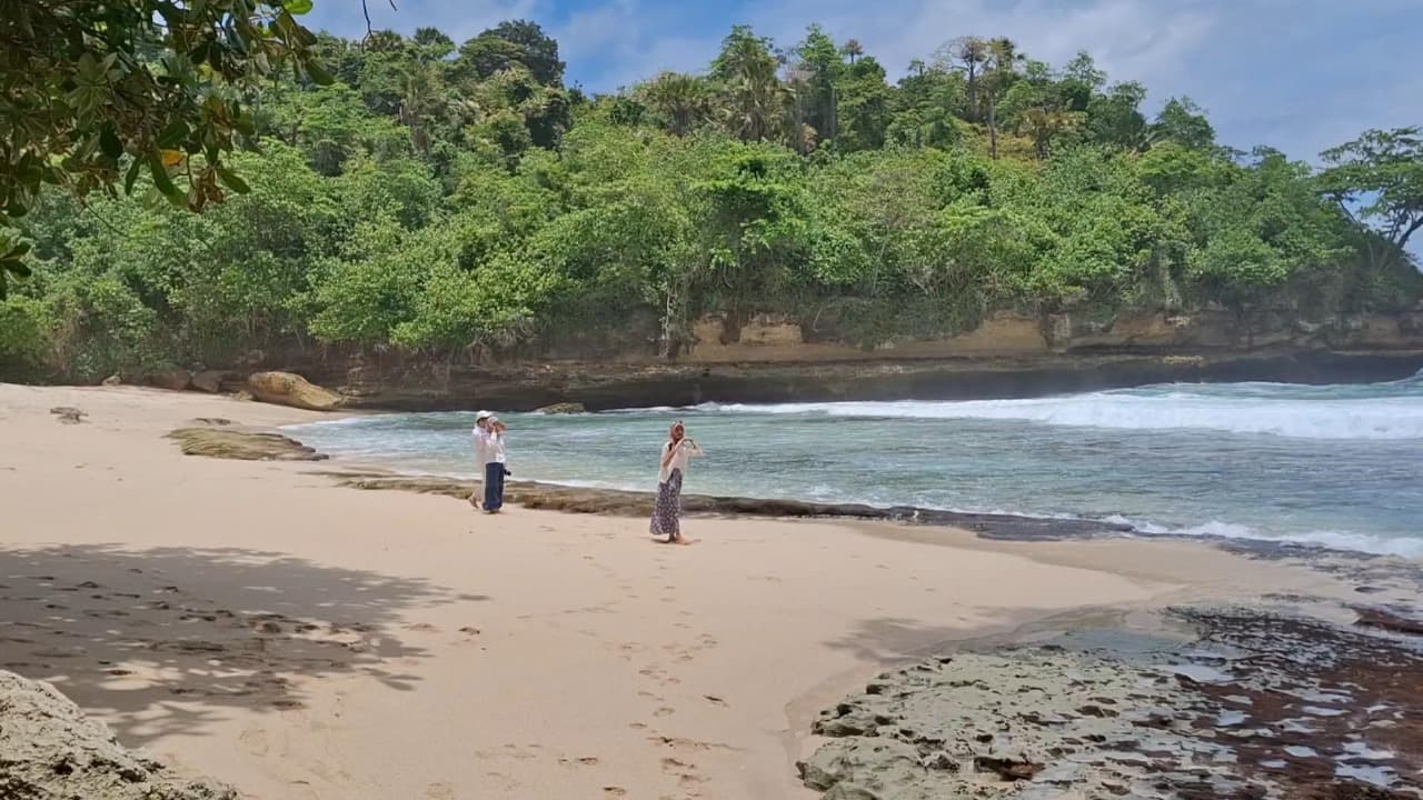 Pantai Jung Pakis, Surga Tersembunyi di Tulungagung