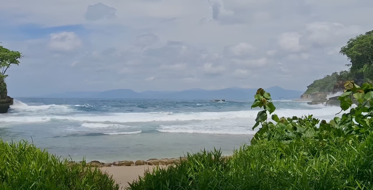 Keindahan Tersembunyi Pantai Jung Pakis, Surga Alami di Selatan Tulungagung