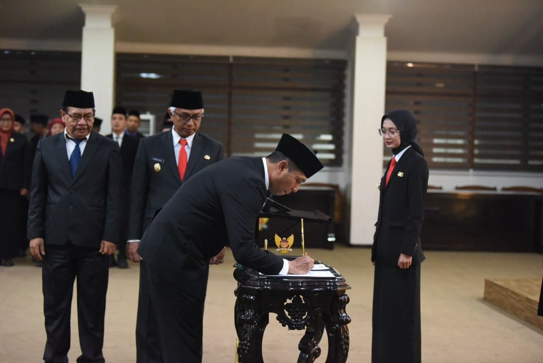 Mbak Wali dan Gus Qowim Lantik Penjabat Sekda serta Tiga Pejabat Tinggi Pemkot Kediri