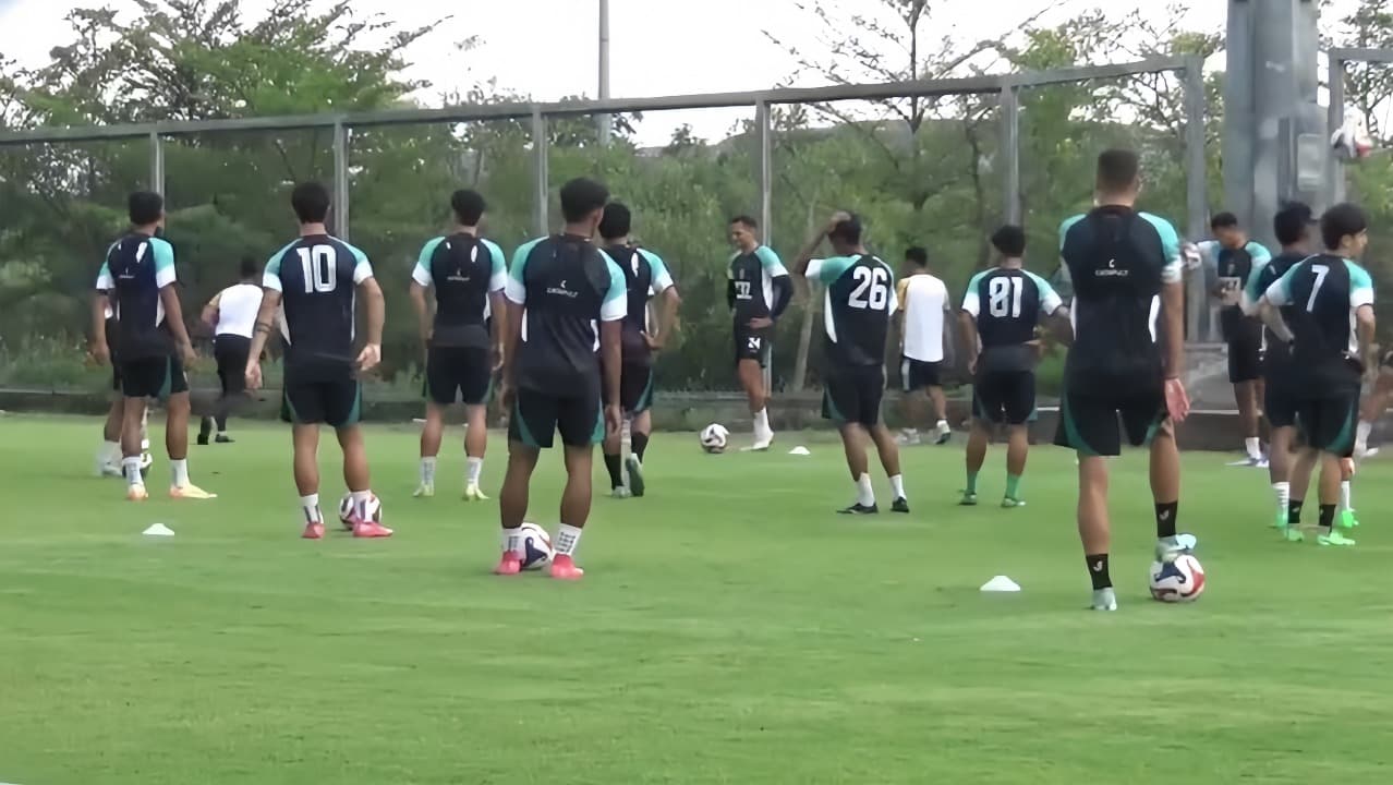 Cedera Belum Pulih, Koko Ari Diragukan Tampil di Laga Klasik Persebaya vs Persija