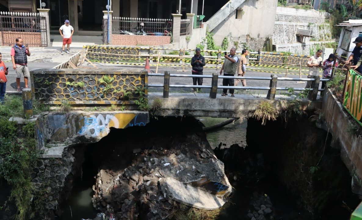 Fondasi Jembatan Sonokembang Ambrol Diterjang Hujan Deras, Wali Kota Malang Turun Langsung