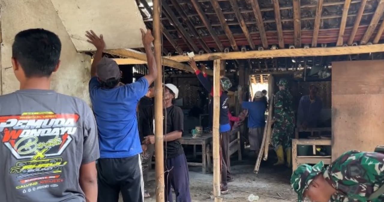 Warga Desa Wonokerto Lumajang Gotong Royong Perbaiki Rumah Lansia Tak Layak Huni