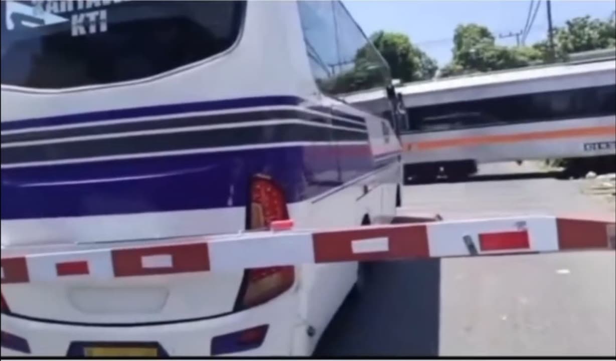 Terobos Palang Pintu, Bus Karyawan di Probolinggo Nyaris Tertabrak Kereta Api