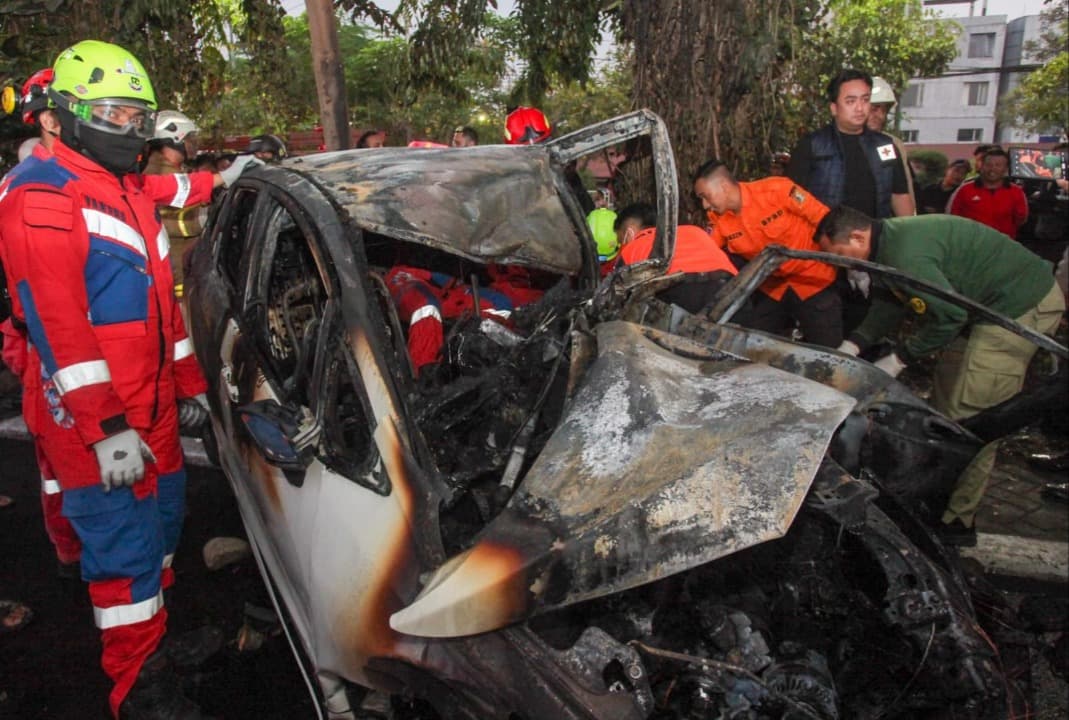 Usai Dugem, Mobil Jazz Tabrak Pohon Hingga Terbakar, 2 Orang Tewas