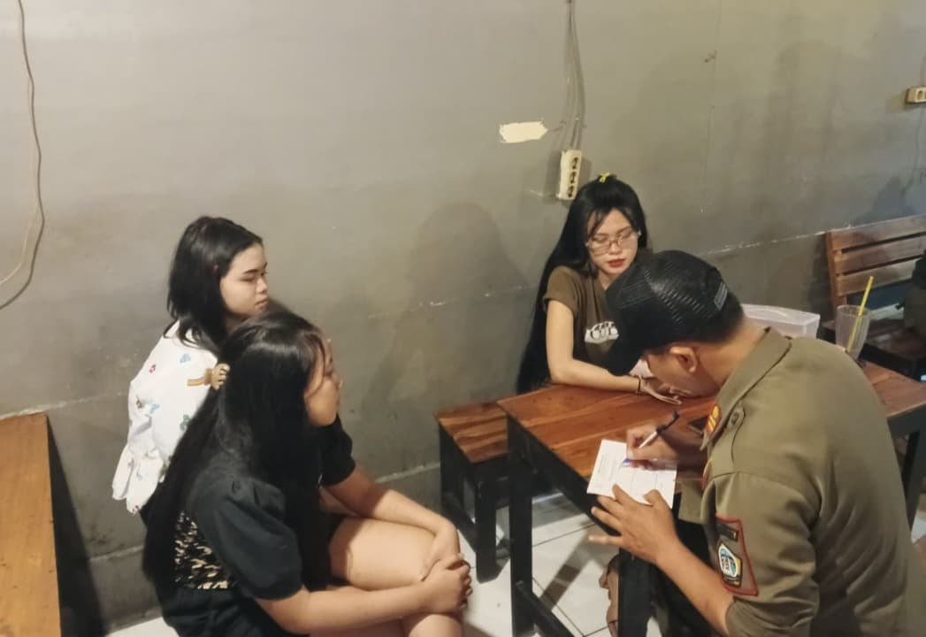 Razia Warkop dan Cafe, Satpol PP Gresik Amankan Miras dan 6 Pramusaji