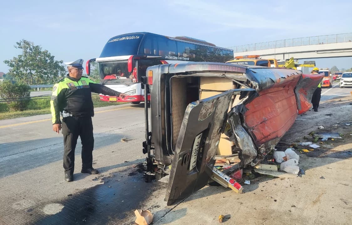 Mobil Isuzu Elf Terguling di Tol Jombang–Mojokerto, 16 Orang Terluka