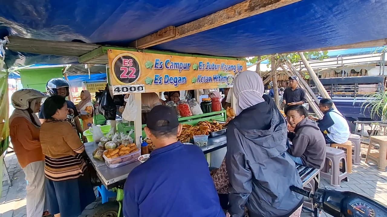 Cuaca Panas Picu Lonjakan Pembeli, Penjual Es Legendaris di Kediri