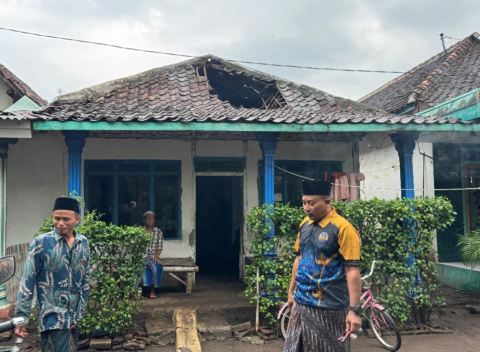 Hujan Angin Robohkan Atap Rumah Warga di Desa Randugong Kejayan Pasuruan