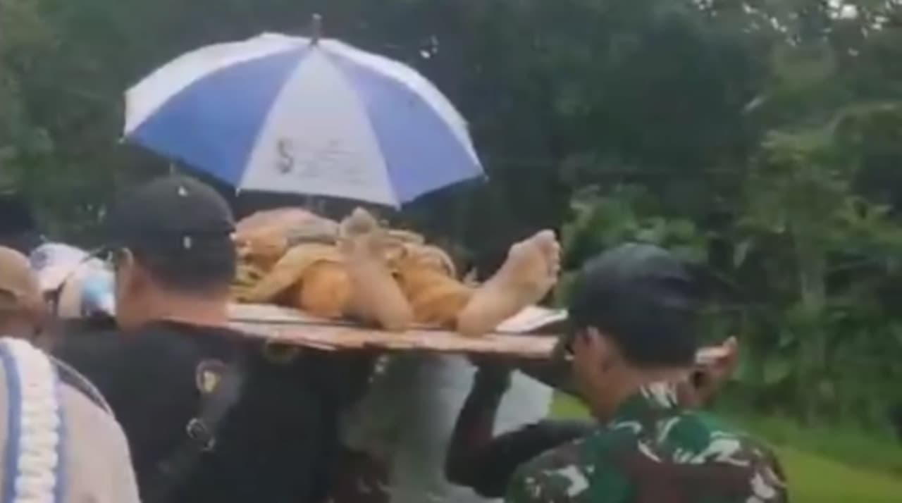 Tersambar Petir Saat di Sawah, Warga Bangkalan Selamat dari Maut