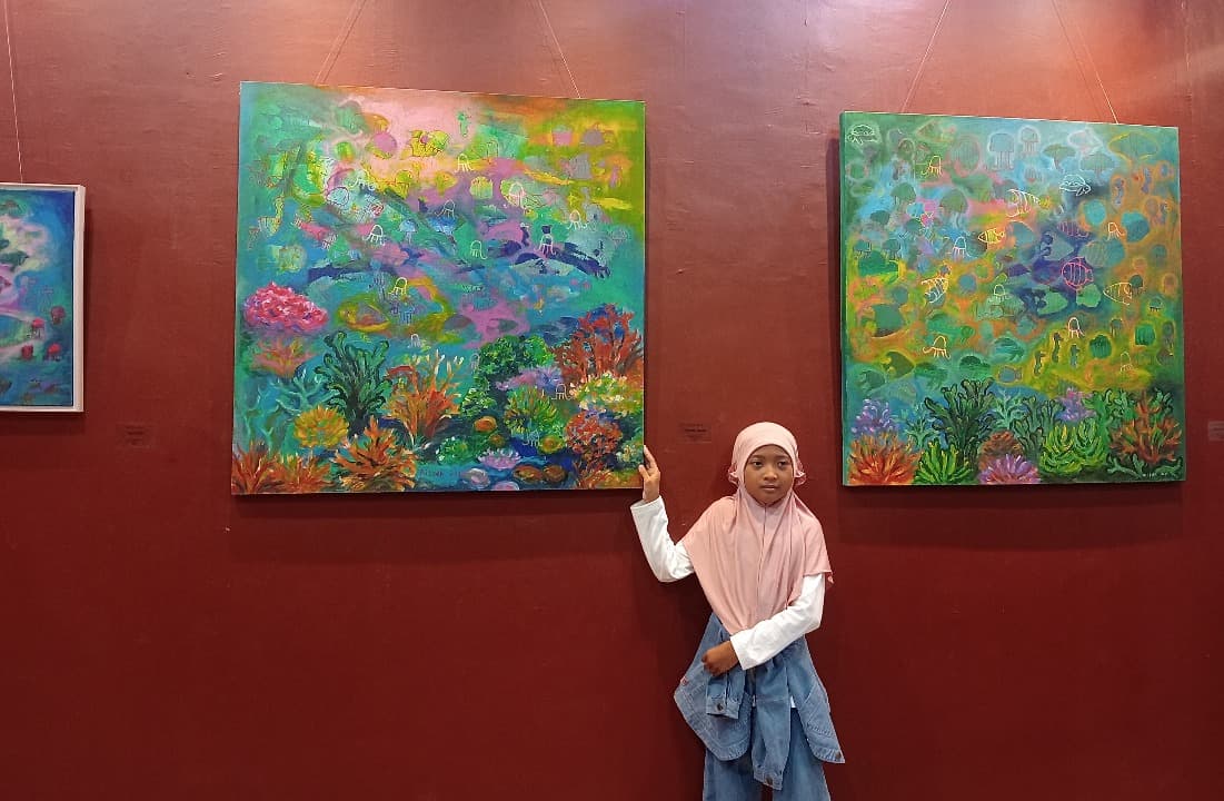 "The Colour of Journey”: Aisyah Hilyah, Pelukis Cilik 10 Tahun yang Ubah Coretan Dinding Jadi Pameran Tunggal