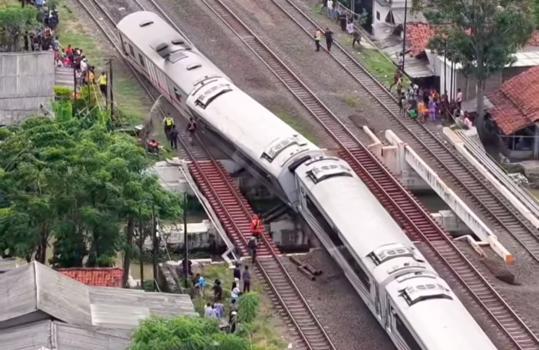 7 Kereta Api di Daop 8 Surabaya Terlambat Datang Dampak Anjloknya KA Purwojaya