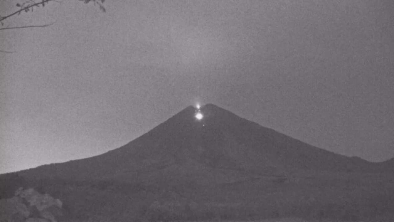 SEMERU MUNTAHKAN LAVA PANAS TUJUH KALI SEMALAM