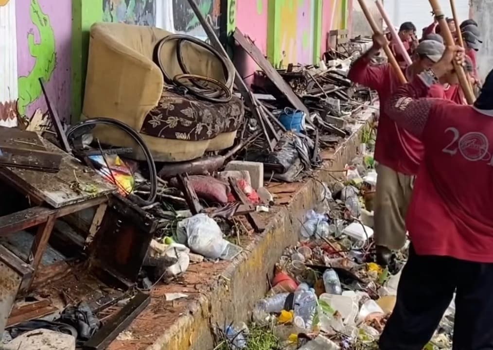 Dua Pompa di Kalisari Jebol, Petugas Temukan Kursi Dibuang ke Sungai