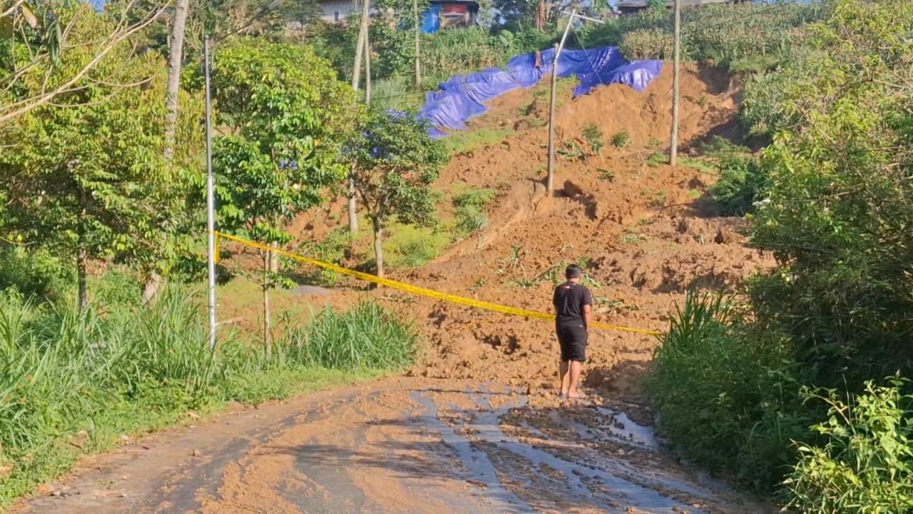 Longsor 100 Meter Tutup Jalan Utama Tulungagung-Trenggalek, Penanganan Dinilai Lamban